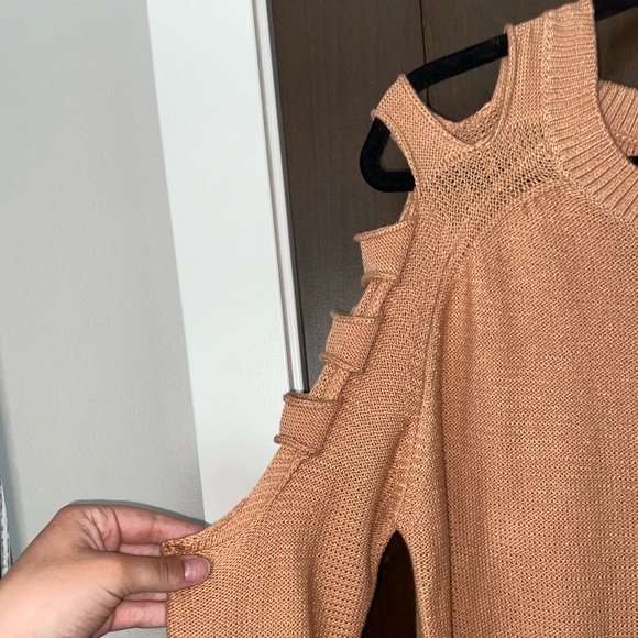 Sweater with ribbed cold shoulder - Picture 2 of 2